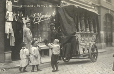 124998 Afbeelding van enkele kinderen bij een draaiorgel in de Korte Viestraat te Utrecht.